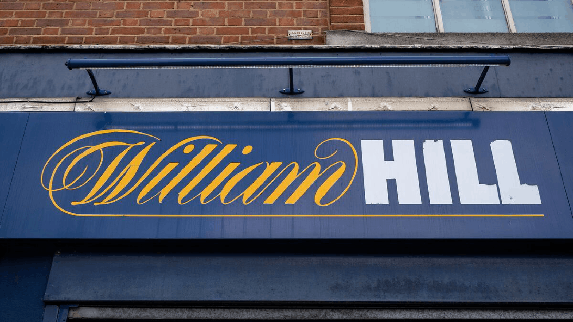 William Hill Glitch Row Grows as 35,000 Told To Repay Incorrect Jackpots